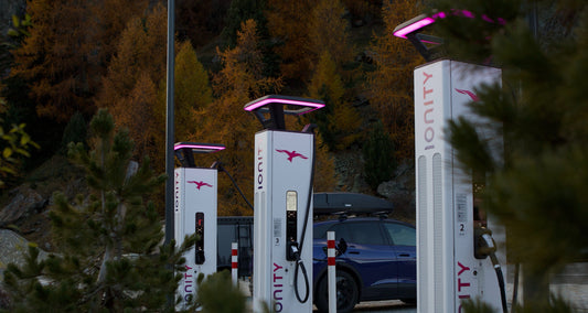 Tempi di percorrenza nei viaggi con le auto elettriche: confronto tra passato, presente e futuro